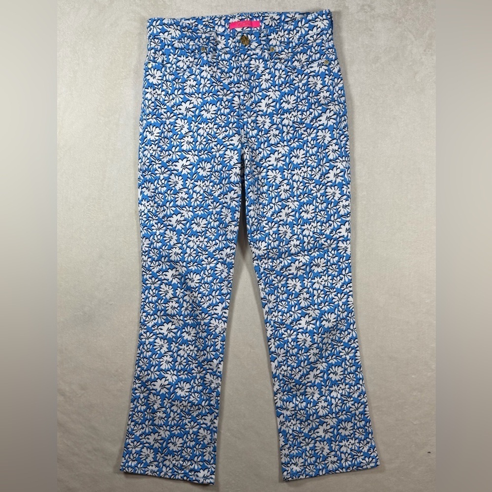 Lilly Pulitzer Sz 2 Stretch Cotton Blue and White All Over Pattern Floral Shorts - Picture 1 of 10